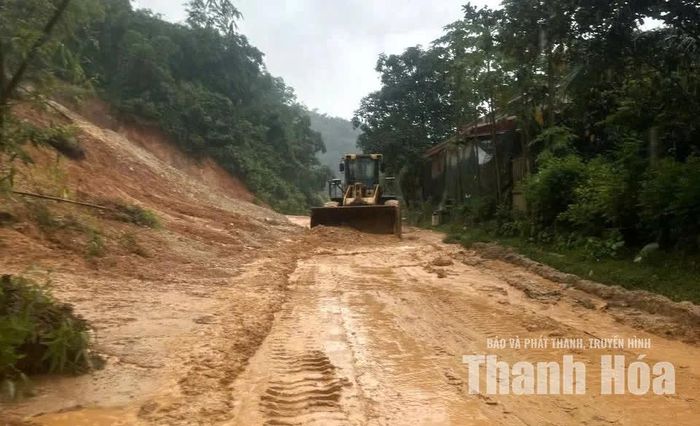 Xử lý vị trí sạt lở trên Quốc lộ 15C tại Km 1+300 qua xã Hồi Xuân.
