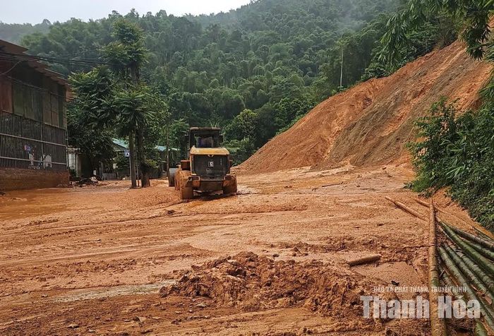 Xử lý vị trí sạt lở trên Quốc lộ 15C tại Km 143+500 qua xã Quan Sơn.