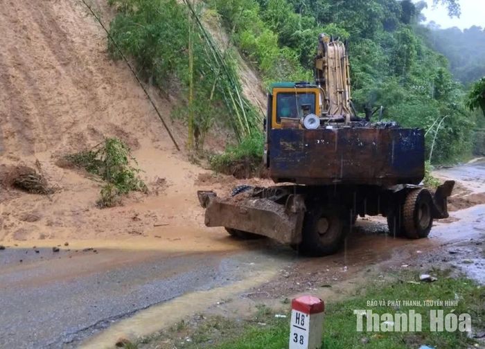 Xử lý vị trí sạt lở trên Quốc lộ 15C tại Km 38+800.