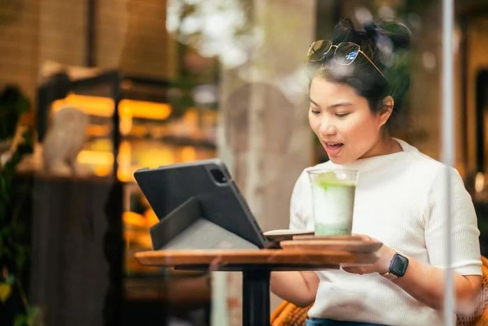 Phần lớn người dùng văn phòng mở laptop 6 - 8 tiếng mỗi ngày, chủ yếu tại bàn làm việc hoặc quán cà phê.