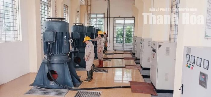 Cán bộ kỹ thuật, Chi nhánh thuỷ lợi Thọ Xuân tăng cường vận hành các máy bơm tiêu úng.