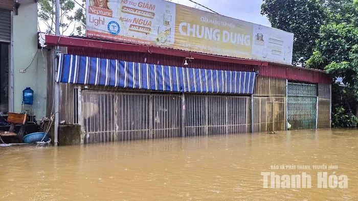 Hiện lực lượng chức năng đã di dời một số hộ có nhà cấp 4 bị ngập sâu đến nơi an toàn.