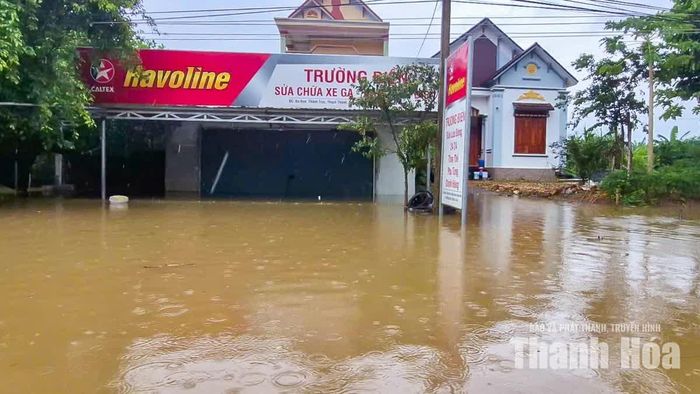 Tại những khu vực thấp trũng ven sông, nước lũ dâng nhanh khiến nhiều căn nhà gần như chìm trong nước.