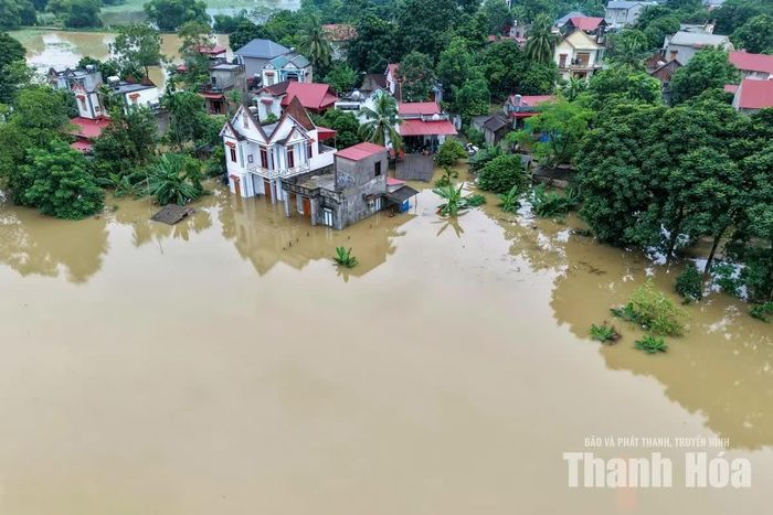 Trước diễn biến phức tạp của mưa lũ, nước sông Bưởi chưa có dấu hiệu rút, chính quyền các địa phương đang duy trì lực lượng ứng trực, theo dõi sát diễn biến, chủ động phương án sơ tán người dân tại các khu vực có nguy cơ ngập sâu, sạt lở và chia cắt giao thông.