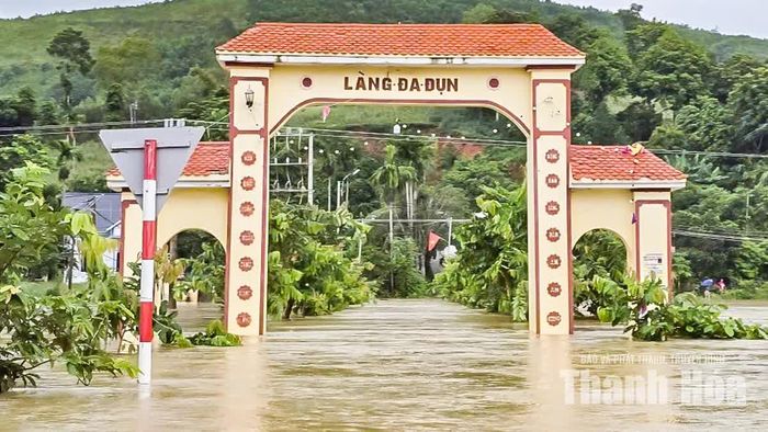 Tại xã Kim Tân, nước sông Bưởi dâng cao khiến nhiều hộ dân tại thôn 3 và thôn 4 Thành Trực bị ngập sâu.