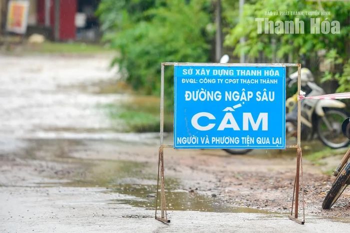 Địa phương đã bố trí lực lượng canh gác 24/24 giờ tại các vị trí ngập sâu, chăng dây và cắm biển cảnh báo, không cho người và phương tiện qua lại những khu vực nguy hiểm. Lực lượng chức năng đồng thời thường xuyên kiểm tra các vị trí có nguy cơ sạt lở, sẵn sàng tổ chức sơ tán người dân khi cần thiết.