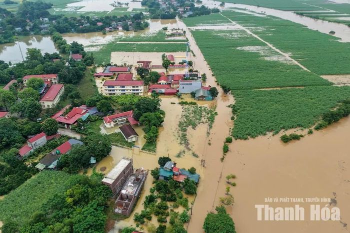 Theo báo cáo nhanh của UBND xã Thành Vinh, từ ngày 13 đến 16/9, trên địa bàn xã xảy ra mưa vừa, mưa to đến rất to. Đến trưa 16/9, mưa lớn và nước sông dâng cao đã gây ngập lụt tại 301 hộ, với 1.136 nhân khẩu trên địa bàn các thôn Yên Thành, Thành Mỹ, Thành Tân, Thành Yên. Chính quyền địa phương đã tổ chức di dời một số hộ tại khu vực ngập sâu; các hộ còn lại chủ động sơ tán tại chỗ. Bên cạnh đó, một số hộ tại khu vực có nguy cơ sạt lở đất đã được di dời đến nơi an toàn.