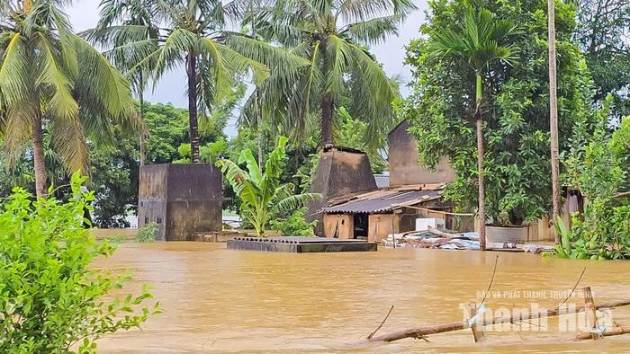 Tuy nhiên, với các hộ sống trong nhà cấp 4, việc ứng phó khó khăn hơn khi nước tiếp tục dâng. Có những căn nhà cấp 4 đã bị nước lũ ngập sâu, mực nước dâng gần sát mái nhà.