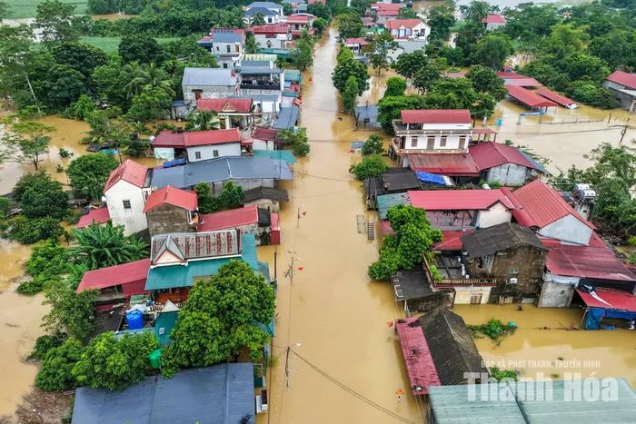 Nước sông Bưởi lên cao, kết hợp mưa lớn, khiến nhiều vùng trũng thấp ven sông, các điểm tràn và khu dân cư bị ngập. Tại khu vực dọc Tỉnh lộ 523 và Quốc lộ 217B, đoạn từ xã Kim Tân đến xã Thành Vinh, hàng trăm hộ dân bị ảnh hưởng. Một số tuyến đường bị ngập sâu, giao thông chia cắt.