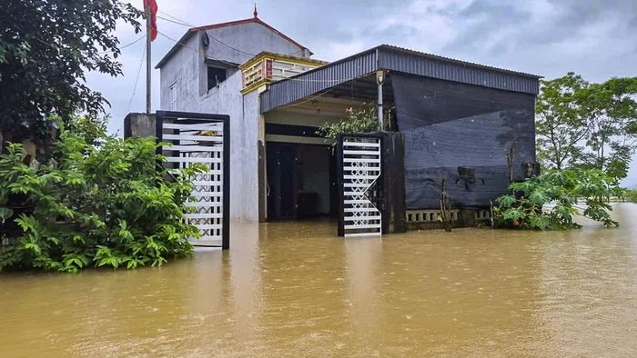 Anh Bùi Văn Hạ, ở thôn 4 Thành Trực, xã Kim Tân cho biết: Tầng 1 của gia đình anh bị ngập từ tối 15/9, trong nhà có 6 người đã chủ động di chuyển lên tầng 2. Nhờ được thông báo trước về tình hình thời tiết nên gia đình kịp thời di dời tài sản, nên chưa có thiệt hại gì.