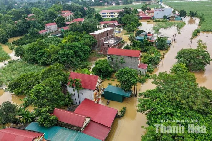 Tại những khu vực ngập sâu, các hộ có nhà cao tầng chủ động di chuyển lên tầng trên; các hộ ở nhà cấp 4 phải sơ tán đến nơi an toàn. Trong khi đó, mưa lớn vẫn tiếp diễn, nước sông Bưởi tiếp tục dâng cao, khiến nguy cơ ngập lụt và chia cắt giao thông còn diễn biến phức tạp.