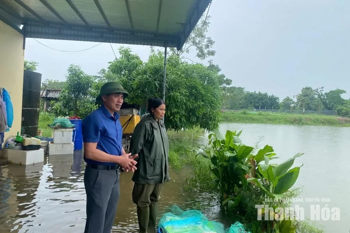 Cán bộ phòng Kinh tế, UBND xã Nga Thắng kiểm tra và hướng dẫn người dân bảo vệ diện tích nuôi trồng thủy sản.