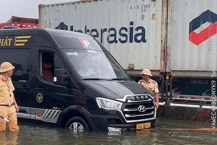 Lực lượng Cảnh sát giao thông hỗ trợ người dân di chuyển qua khu vực ngập và xử lý các trường hợp phương tiện gặp sự cố, chết máy, góp phần hạn chế ùn tắc và bảo đảm an toàn giao thông. (Ảnh Phòng Cảnh sát giao thông, Công an tỉnh Thanh Hóa cung cấp)