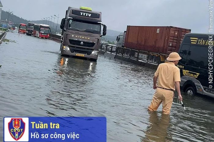 Trước thực trạng trên, Trạm Cảnh sát giao thông Quảng Xương, Phòng Cảnh sát giao thông, Công an tỉnh Thanh Hóa đã bố trí lực lượng cắm chốt tại hai đầu khu vực ngập để cảnh báo, hướng dẫn người dân và phương tiện khi lưu thông qua đây. (Ảnh Phòng Cảnh sát giao thông, Công an tỉnh Thanh Hoá cung cấp)