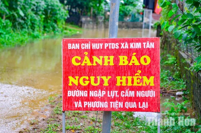 Tại các khu vực bị ngập, người dân cũng được tuyên truyền, hướng dẫn chủ động theo dõi diễn biến mực nước, chuẩn bị phương án di chuyển người và tài sản khi cần thiết.