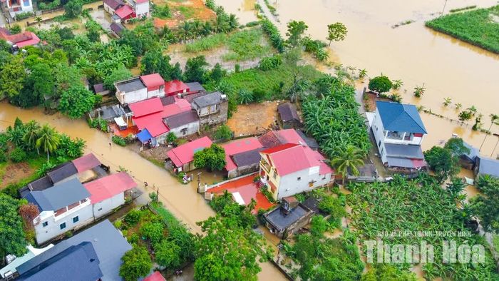 Theo UBND xã Kim Tân, toàn xã hiện có khoảng 12.800m đường giao thông bị ngập, trong đó tỉnh lộ 523 ngập khoảng 3.900m, tập trung tại các thôn 2, 3, 4 Thành Trực và thôn 2 Thành Thọ; đường liên xã, liên thôn ngập khoảng 8.900m.