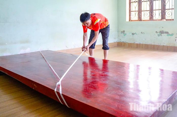 Tại thôn 2 Thành Trực, ông Bùi Đức Tuấn cho biết, ngay khi nhận thấy nước lũ tràn về, gia đình đã khẩn trương thu dọn đồ đạc, đưa lên tầng 2. Gia đình có 4 khẩu, sau khi sơ tán đồ đạc trong nhà đã sang ở nhờ nhà họ hàng để đảm bảo an toàn.