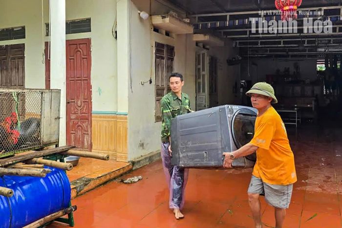 Các vật dụng sinh hoạt thiết yếu được sắp xếp, di chuyển đến nơi khô ráo; vật nuôi cũng được đưa đến những vị trí an toàn hơn. Trong điều kiện nước tiếp tục dâng, việc chủ động di dời được người dân thực hiện khẩn trương nhằm hạn chế nguy cơ hư hỏng, thất thoát tài sản.