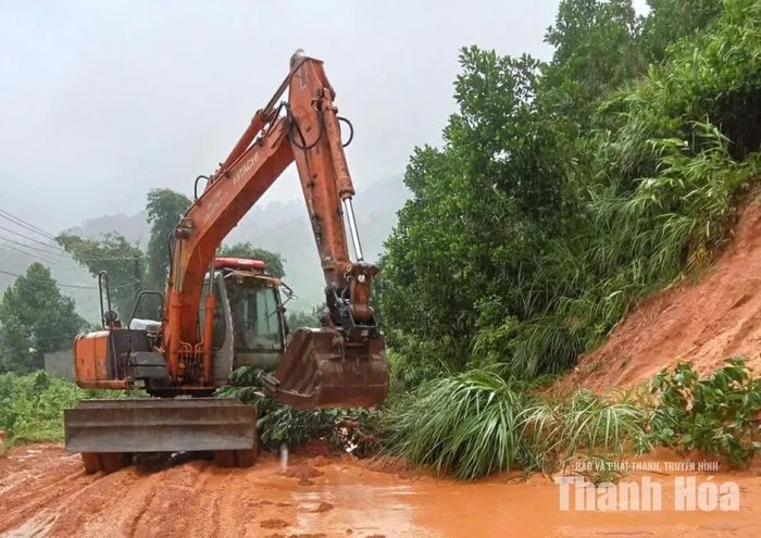 Các đơn vị quản lý đường bộ huy động máy móc khắc phục các vị trí sạt lở trên các tuyến đường khu vực miền núi.
