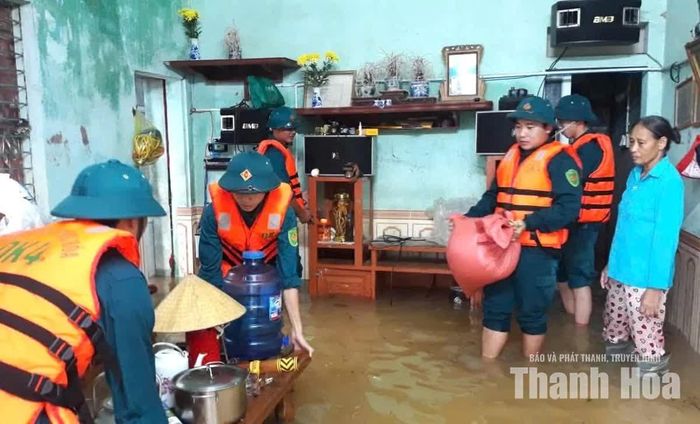 Các lực lượng hỗ trợ người dân xã Nông Cống vận chuyển, sơ tán tài sản bị ngập lụt.