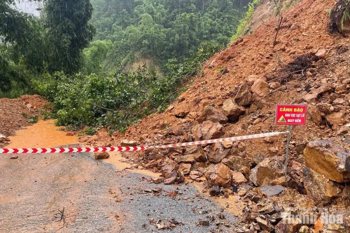 Một điểm sạt lở trên đường vào xóm Bo Hiềng, bản Tân Lập.