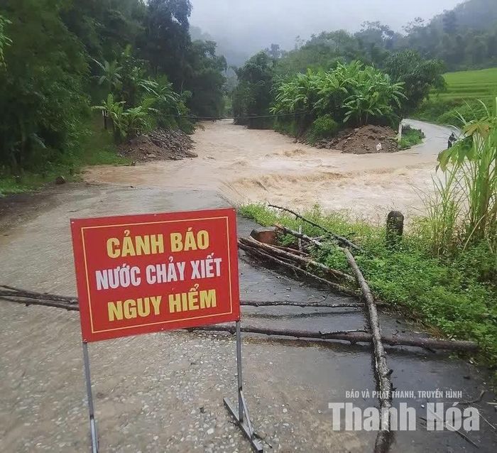 Chính quyền địa phương cắm biển cảnh báo đoạn qua đập tràn bản Xộp Huối.