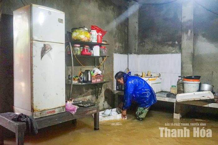 Địa phương cũng yêu cầu các lực lượng chủ động phương án ứng cứu. Đối với những hộ dân cần hỗ trợ, xã sẽ chỉ đạo lực lượng và phương tiện tiếp cận tận nơi, hỗ trợ người dân di chuyển, bảo đảm an toàn trong điều kiện nước lũ dâng cao.