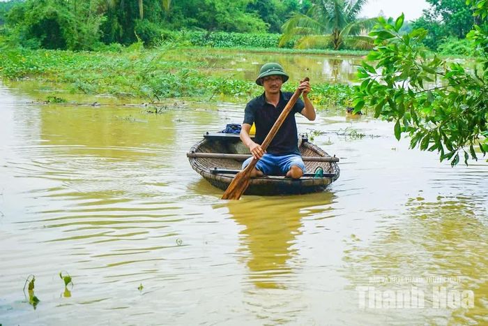 Giữa vùng nước ngập, những chiếc thuyền trở thành phương tiện thiết yếu giúp người dân di chuyển, vận chuyển đồ đạc và đưa vật nuôi đến nơi an toàn.