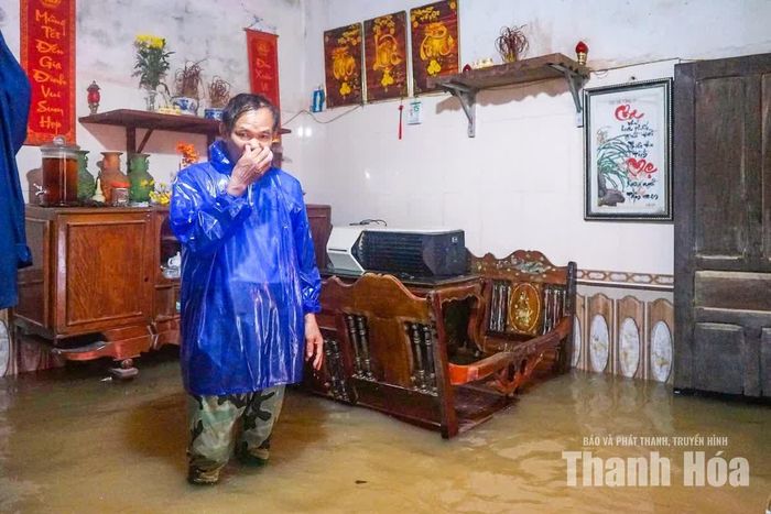 Trong căn nhà bị nước lũ bao quanh, ông Phạm Văn Mịch (66 tuổi, thôn Vạn Thiện) cho biết, những ngày qua mưa lớn khiến nước lên nhanh, gia đình không kịp di chuyển nhiều tài sản.