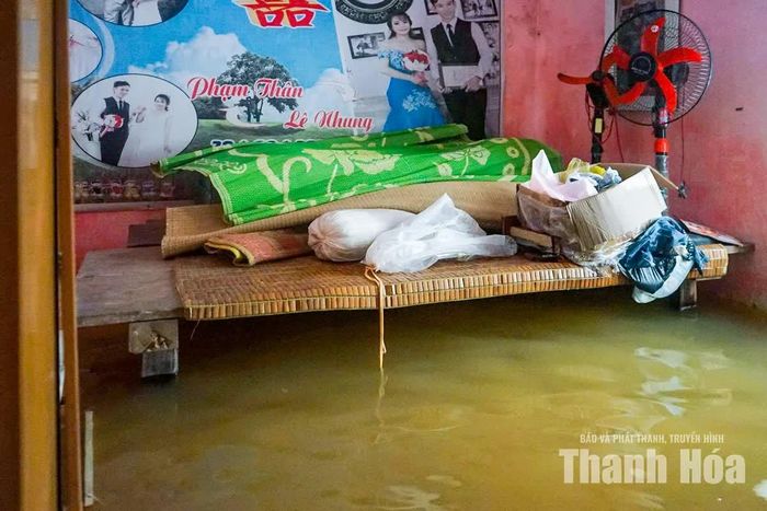 “Mặc dù mực nước lũ năm nay còn thấp hơn mùa lũ năm 2025 khoảng 1m, nhưng ngôi nhà tôi đã bị ngập hết. Nước lên nhanh nên gia đình chỉ kịp kê cao những vật dụng, đồ dùng cần thiết, còn phần lớn đã bị ngập”, ông Mịch nói.