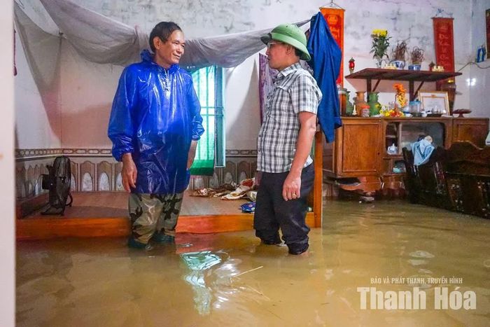 Trước tình hình trên, UBND xã Nông Cống đã chỉ đạo các phòng, ban, lực lượng chức năng, dân quân và các thôn thường xuyên cập nhật diễn biến mưa lũ, nắm tình hình tại các khu dân cư, nhất là những hộ bị ngập sâu để kịp thời hỗ trợ.