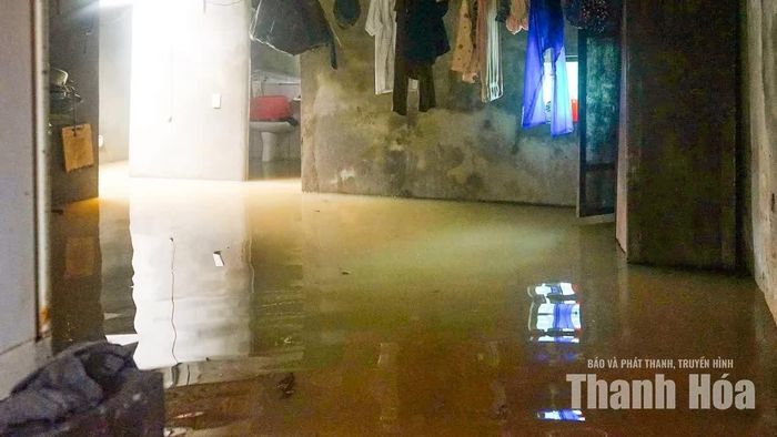 Tại thôn Vạn Thiện, tình trạng ngập sâu ảnh hưởng trực tiếp đến sinh hoạt của hàng chục hộ dân. Nước bao quanh nhà khiến việc đi lại trở nên khó khăn, nhiều gia đình phải chủ động các phương án ứng phó tại chỗ.