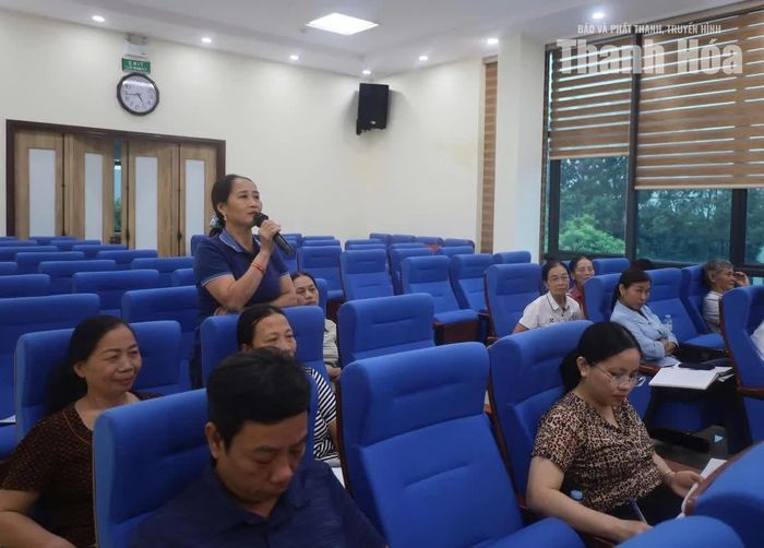 Thành viên tổ vay vốn phát biểu ý kiến.