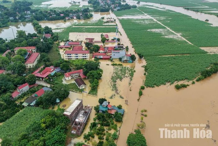 Nước sông Bưởi lên cao, kết hợp mưa lớn, khiến nhiều vùng trũng thấp ven sông, các điểm tràn và khu dân cư bị ngập. Ảnh: Hoàng Đông