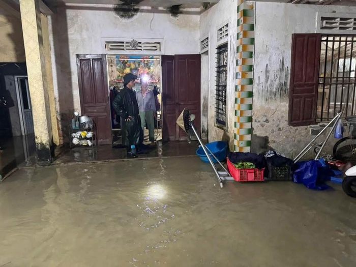 Mưa lớn khiến nước tràn vào một số khu dân cư vùng thấp trũng tại xã Quỳnh Văn.
