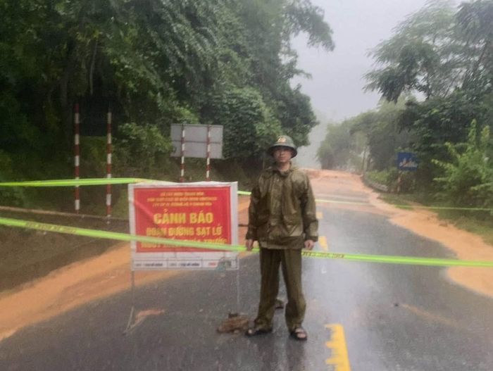 Lực lượng chức năng theo dõi, cảnh báo tại các khu vực có nguy cơ sạt lở. Ảnh: Công an xã Trung Hạ