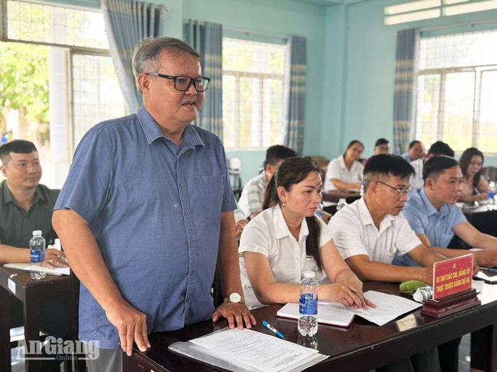 Đại biểu phát biểu đóng góp hoàn chỉnh chương trình, nội dung sinh hoạt chi bộ.