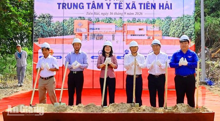 Các đại biểu thực hiện nghi thức khởi công dự án.