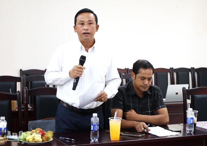 Phó Chủ tịch UBND xã Núi Cấm Nguyễn Hùng Cường trả lời báo chí về việc xử lý, chấn chỉnh xây dựng công trình trái phép trên địa bàn xã Núi Cấm.