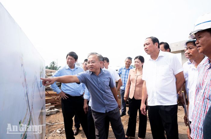 Phó Bí thư Thường trực Tỉnh ủy An Giang Lâm Minh Thành kiểm tra tiến độ thi công cầu Giải Phóng 9.