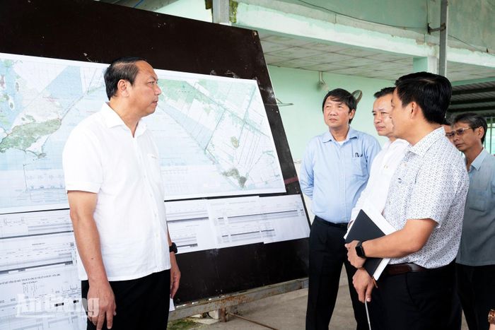Phó Bí thư Thường trực Tỉnh ủy An Giang Lâm Minh Thành kiểm tra tiến độ thi công Dự án đường bộ ven biển từ Hòn Đất đi Kiên Lương.