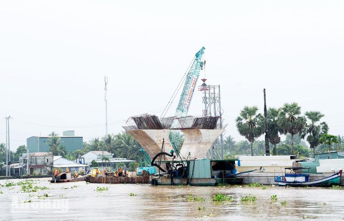 Công nhân thi công cầu Giải Phóng 9.