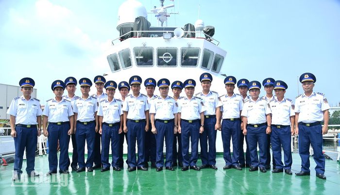Thủ trưởng và chỉ huy các cơ quan chụp ảnh lưu niệm với cán bộ, chiến sĩ Tàu CSB 4043.