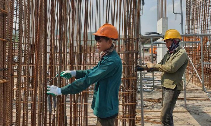 Công nhân thi công dự án Khu nhà ở xã hội Nham Biền, phường Yên Dũng. 