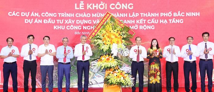  Các đồng chí lãnh đạo tỉnh, các đại biểu chúc mừng Lễ khởi công. 