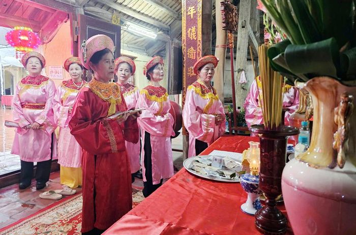  Người cao tuổi địa phương thực hiện nghi lễ truyền thống tại lễ hội đình Đông Lý. 