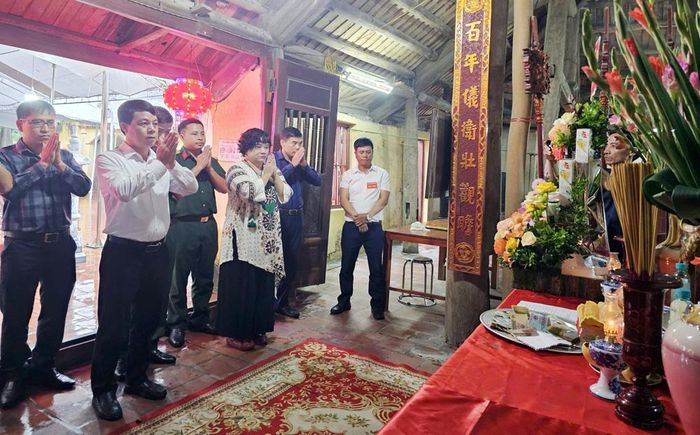  Các đồng chí lãnh đạo phường và Nhân dân dâng hương tại đình Đông Lý. 