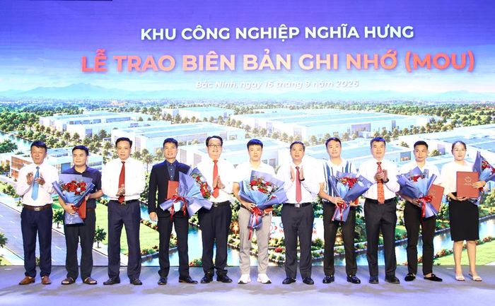  Đồng chí Nguyễn Việt Oanh và nhà đầu tư tặng hoa cho chủ đầu tư thứ cấp. 