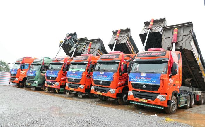  Nhà đầu tư huy động máy móc tại lễ khởi công. 