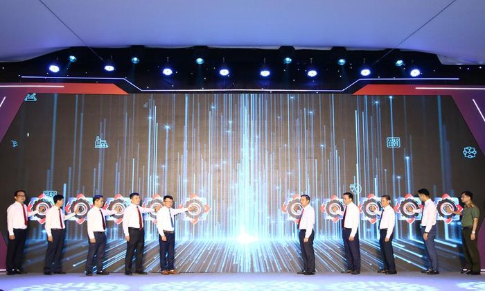  Đồng chí Nguyễn Việt Oanh và các đại biểu thực hiện nghi lễ khởi công dự án. 